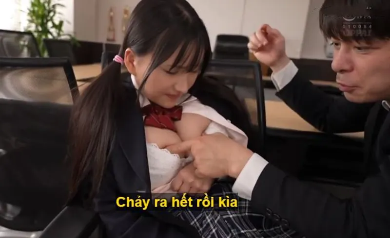 Suốt 3 năm, thầy giáo rèn luyện cô học trò ngực đẹp thành " bình chứa tinh"